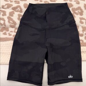 ALO Yoga Women's Black Camo Bike Shorts